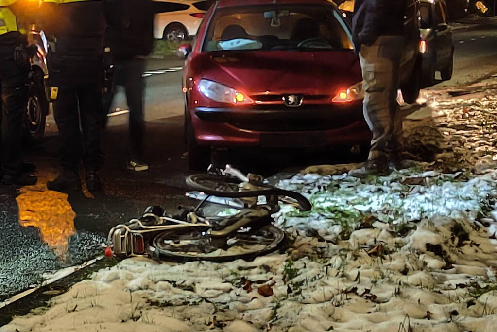 Fiets geplet door auto, persoon gewond naar ziekenhuis