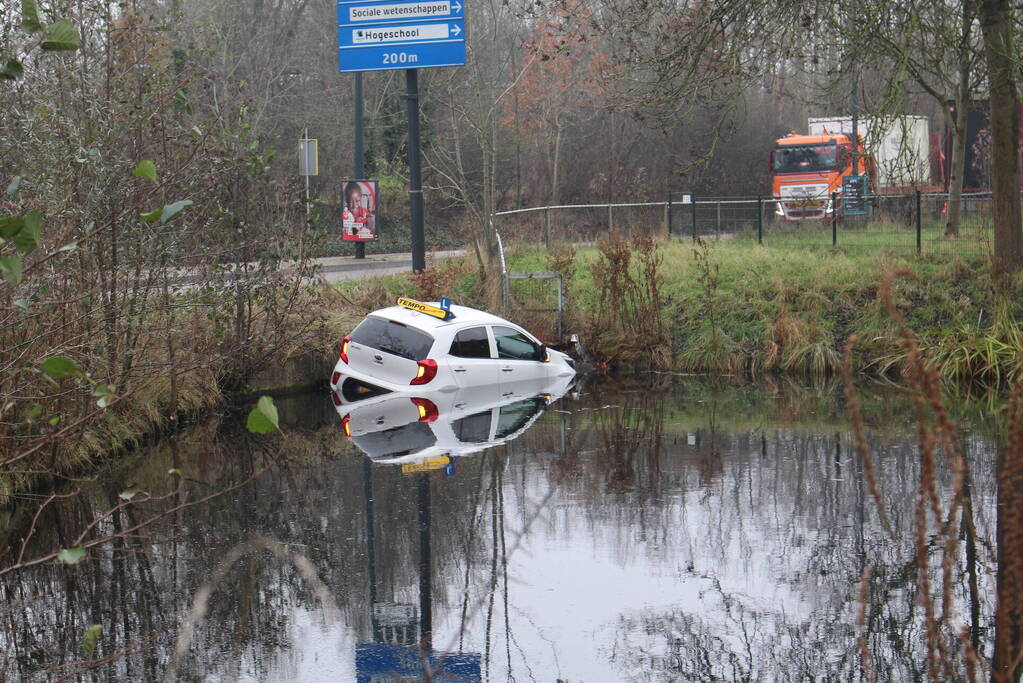 Leerling raakt met lesauto te water