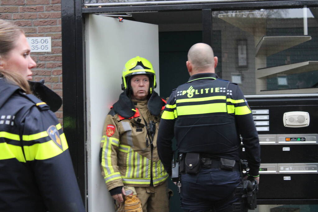 Brandweer forceert deur wegens woningbrand