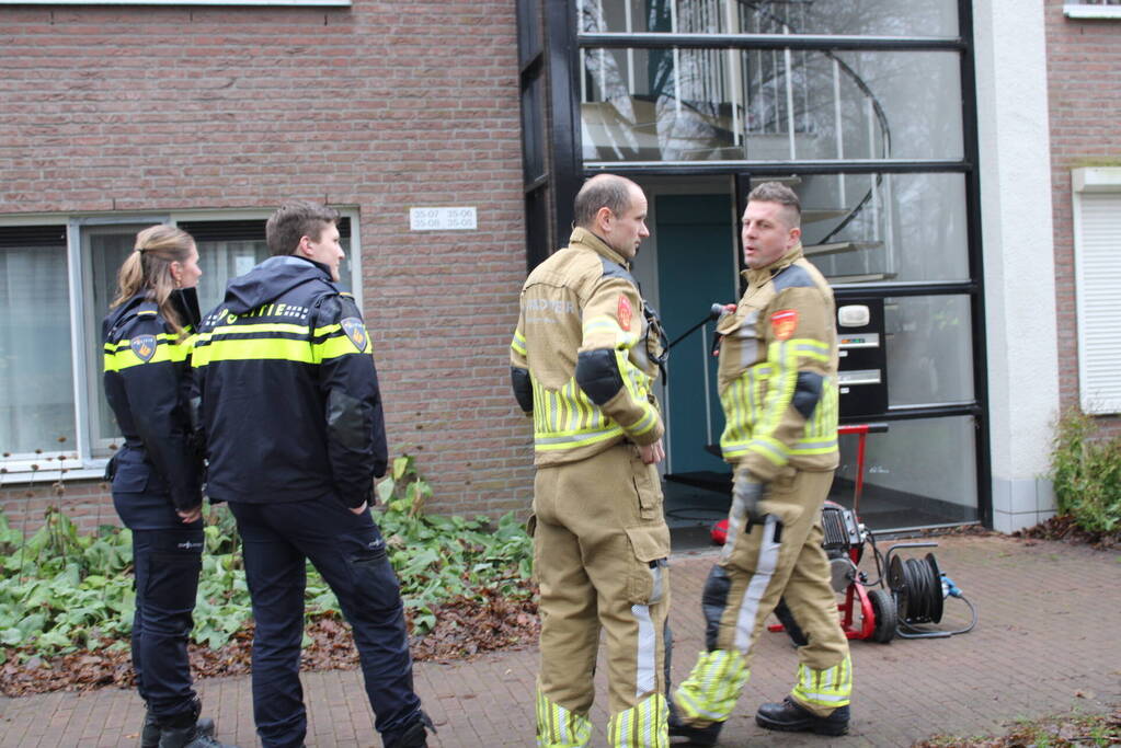 Brandweer forceert deur wegens woningbrand