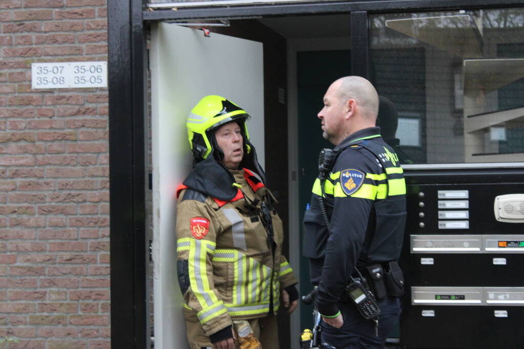 Brandweer forceert deur wegens woningbrand