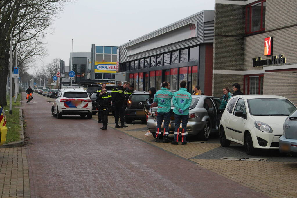 Gewonde en forse schade na kop-staartbotsing