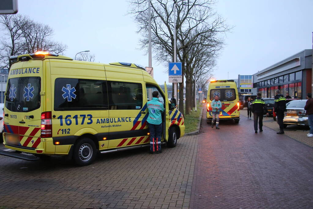Gewonde en forse schade na kop-staartbotsing