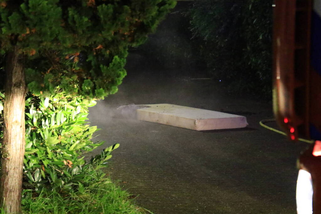 Matrasbrand zorgt voor rookontwikkeling in woning