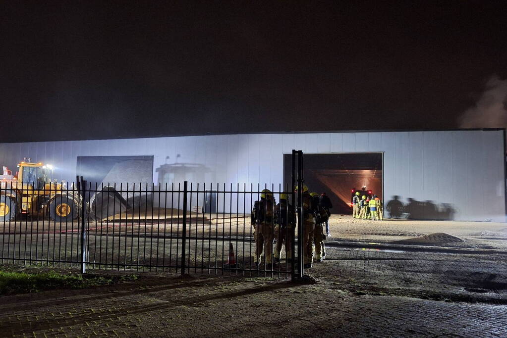 Veel rookontwikkeling bij brand in loods