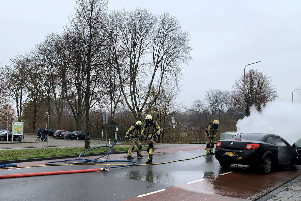 Auto vliegt tijdens rijden in brand in Hardenberg