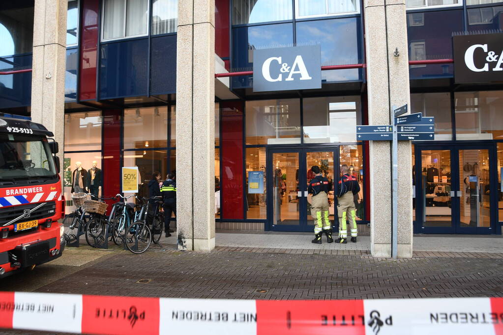 Brandweer onderzoekt rookontwikkeling in winkel