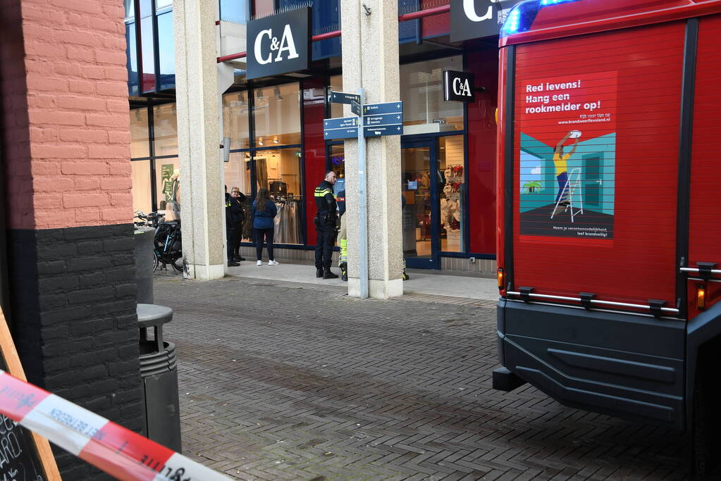 Brandweer onderzoekt rookontwikkeling in winkel