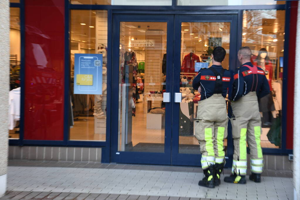 Brandweer onderzoekt rookontwikkeling in winkel
