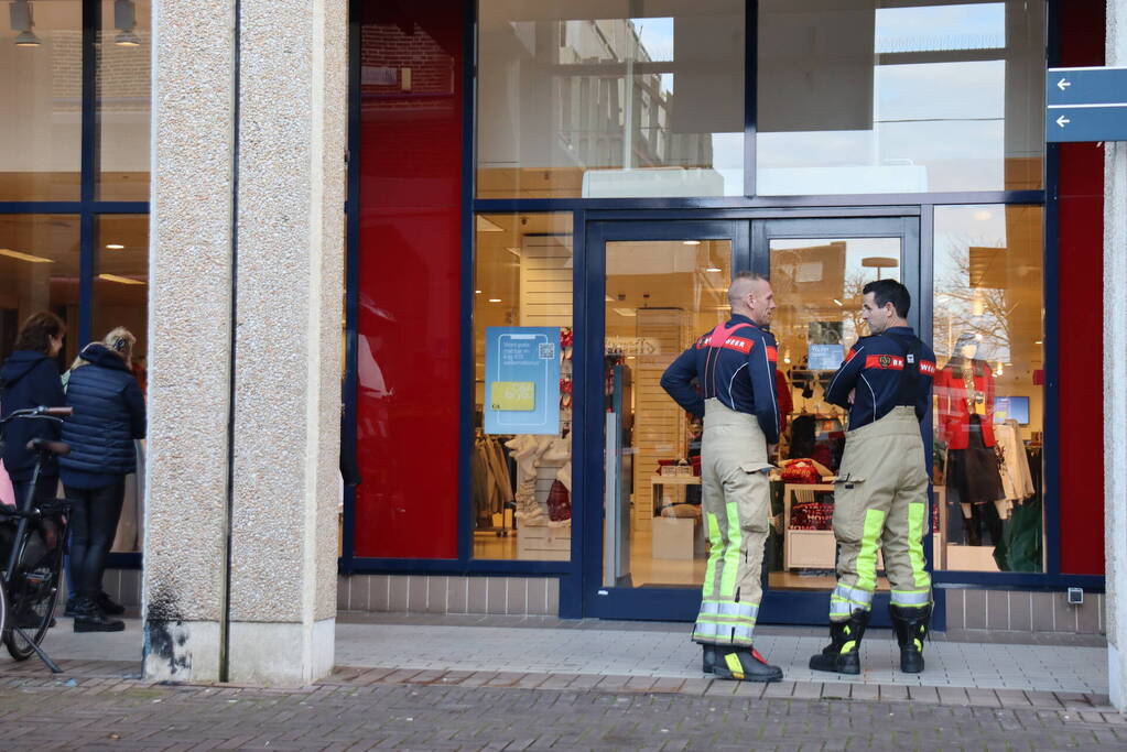 Brandweer onderzoekt rookontwikkeling in winkel