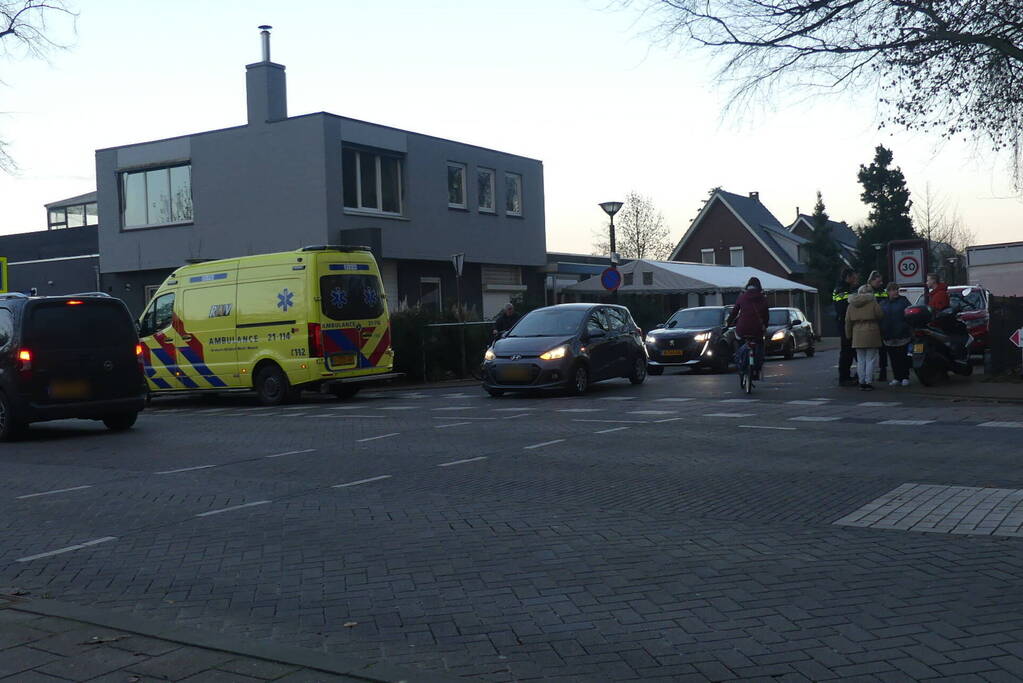 Scooterrijdster in botsing met auto