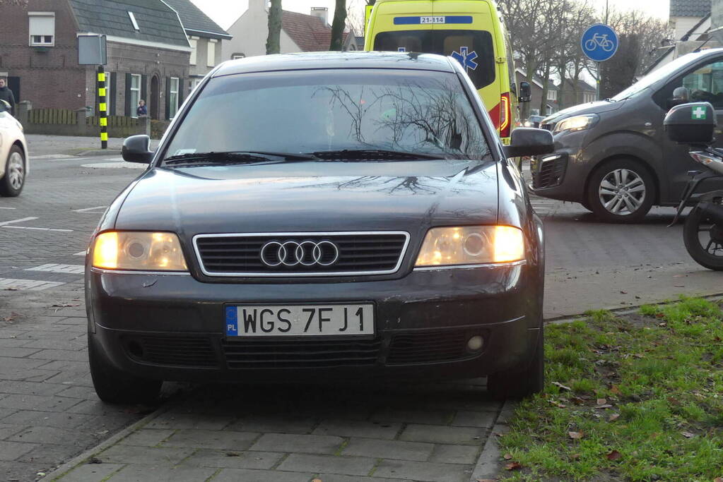 Scooterrijdster in botsing met auto
