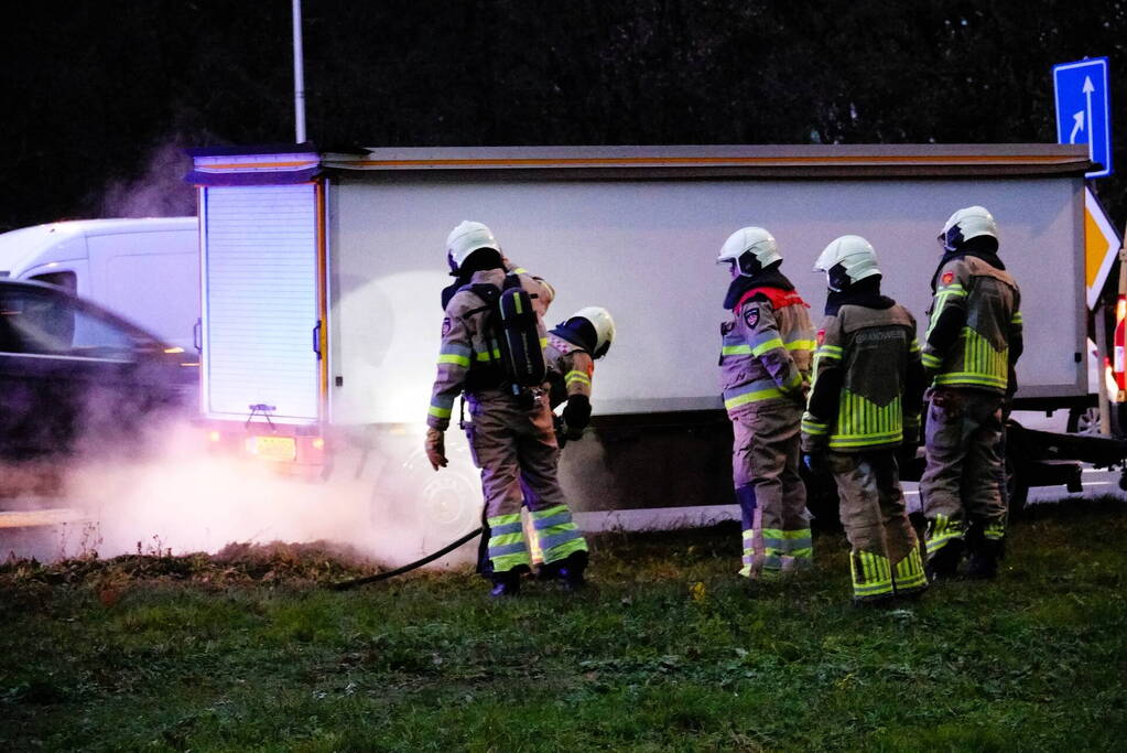 Marktkraam achter busje vat tijdens rijden vlam bij rechter achterwielen op N36 bij Mariënberg