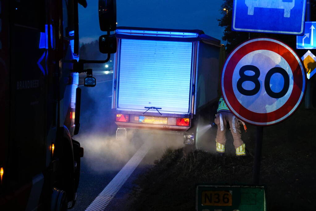 Marktkraam achter busje vat tijdens rijden vlam bij rechter achterwielen op N36 bij Mariënberg