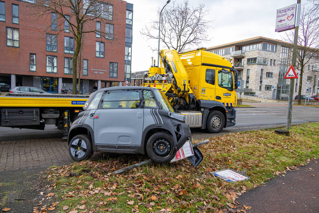 Brommobiel belandt bovenop bushaltepaal