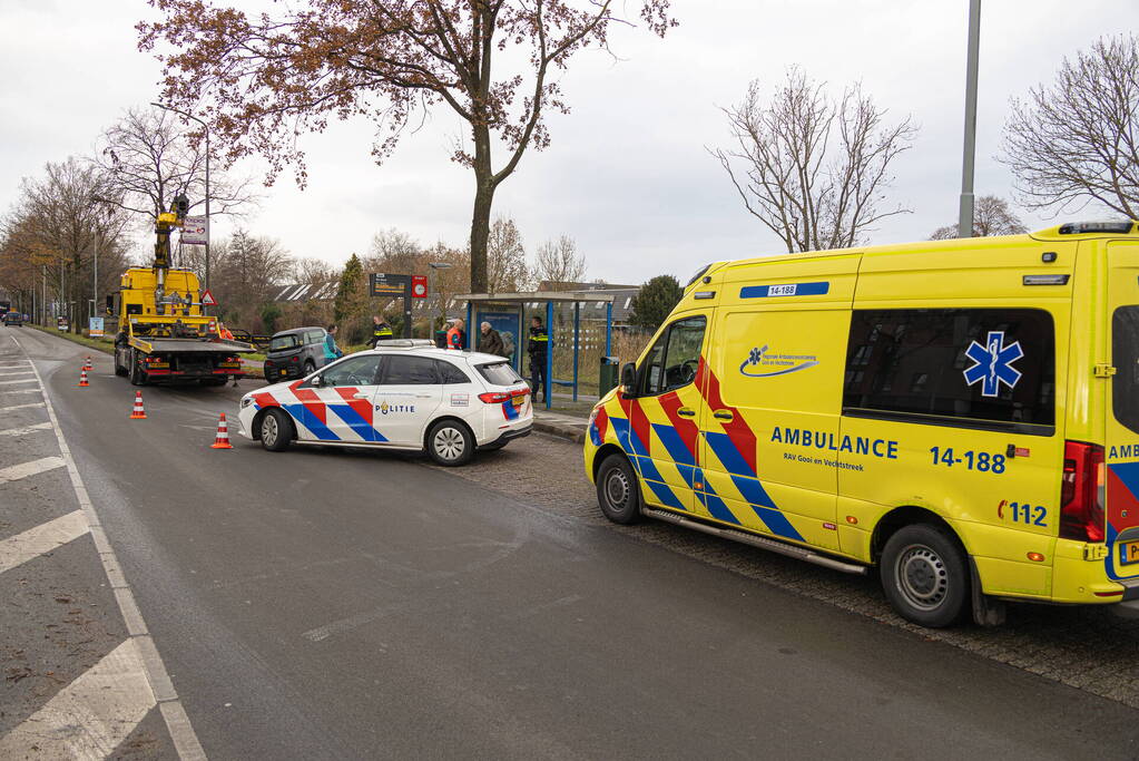 Brommobiel belandt bovenop bushaltepaal