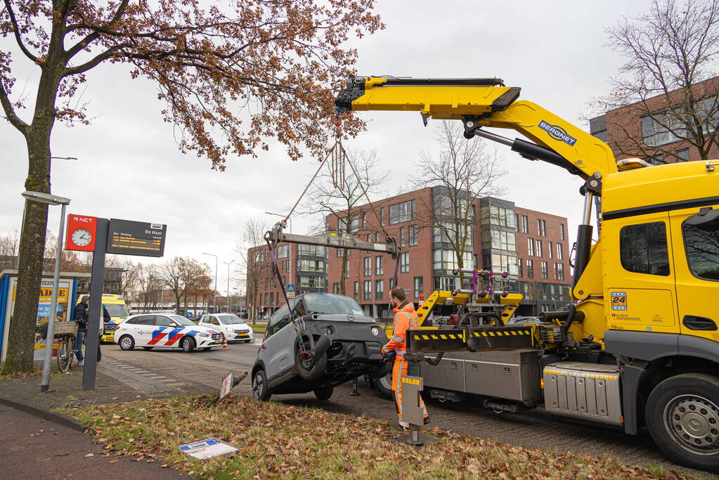 Brommobiel belandt bovenop bushaltepaal