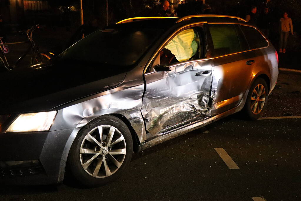 Beknelling bij ongeval tussen bestelbus en personenauto