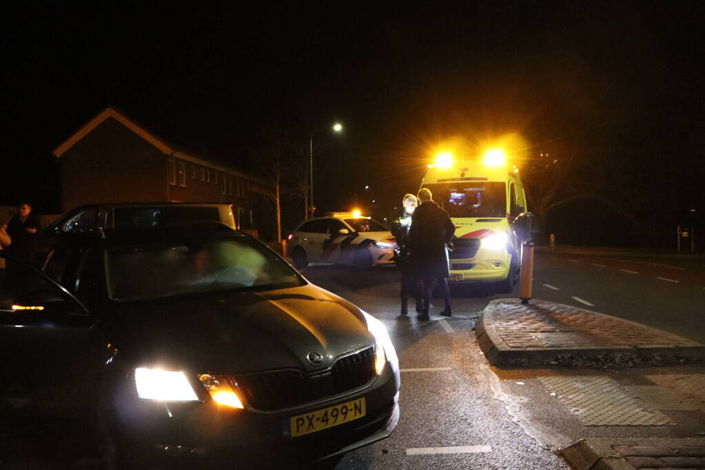 Beknelling bij ongeval tussen bestelbus en personenauto