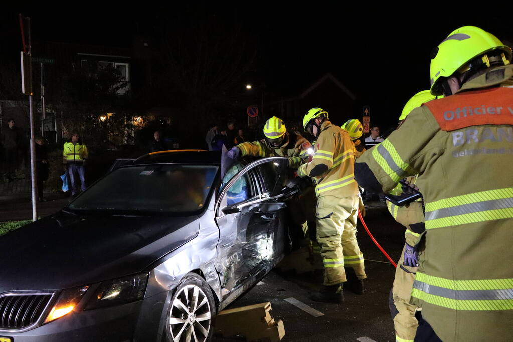 Beknelling bij ongeval tussen bestelbus en personenauto