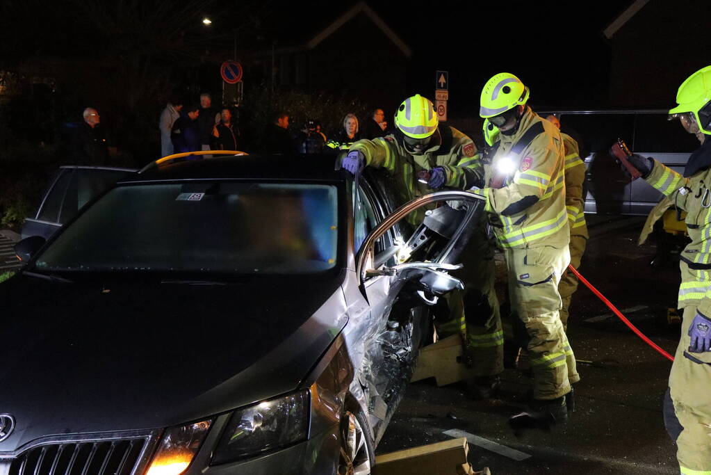 Beknelling bij ongeval tussen bestelbus en personenauto