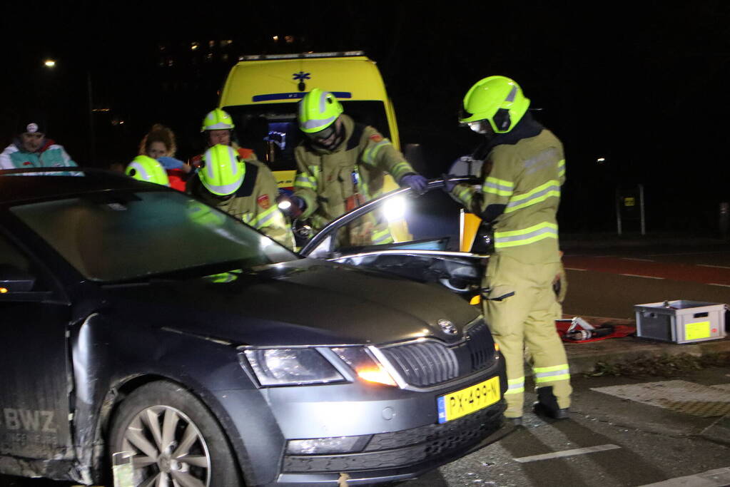 Beknelling bij ongeval tussen bestelbus en personenauto