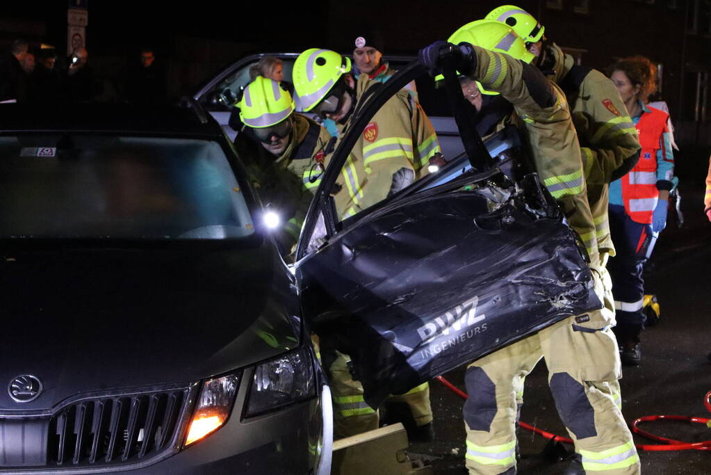 Beknelling bij ongeval tussen bestelbus en personenauto