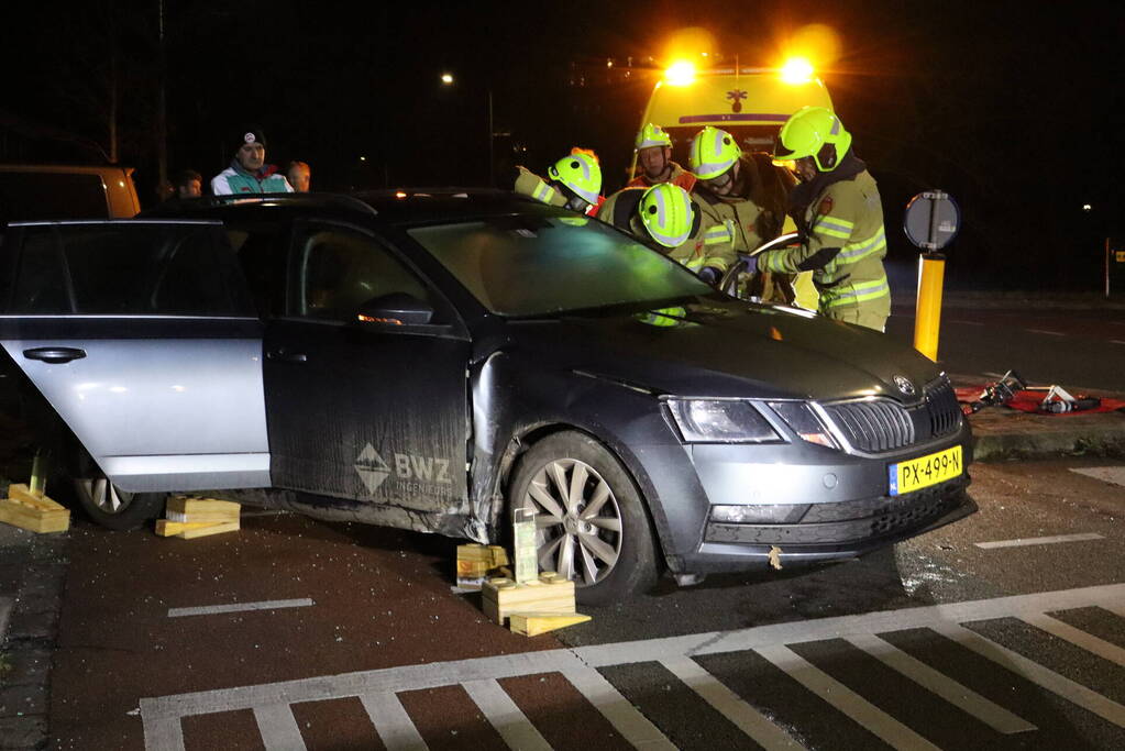 Beknelling bij ongeval tussen bestelbus en personenauto