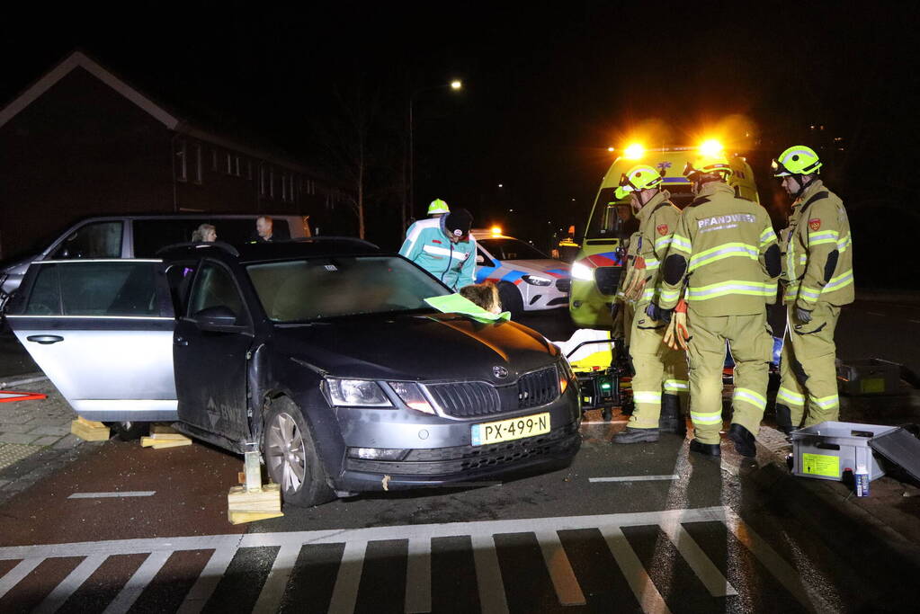 Beknelling bij ongeval tussen bestelbus en personenauto