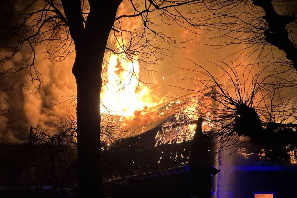 Metershoge vlammen slaan uit kerkgebouw