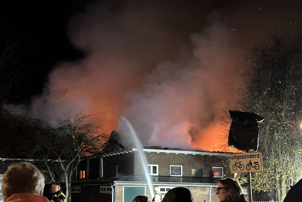 Metershoge vlammen slaan uit kerkgebouw