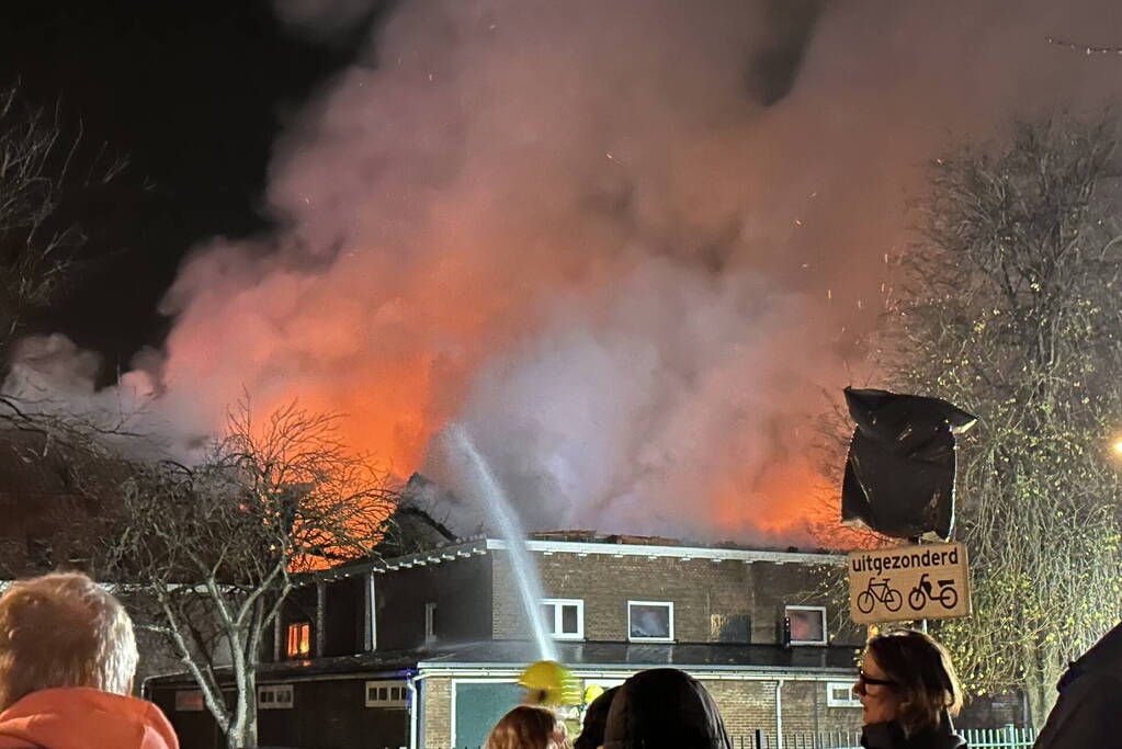Metershoge vlammen slaan uit kerkgebouw