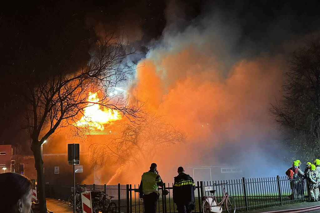 Metershoge vlammen slaan uit kerkgebouw