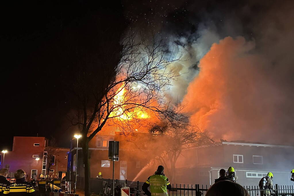 Metershoge vlammen slaan uit kerkgebouw