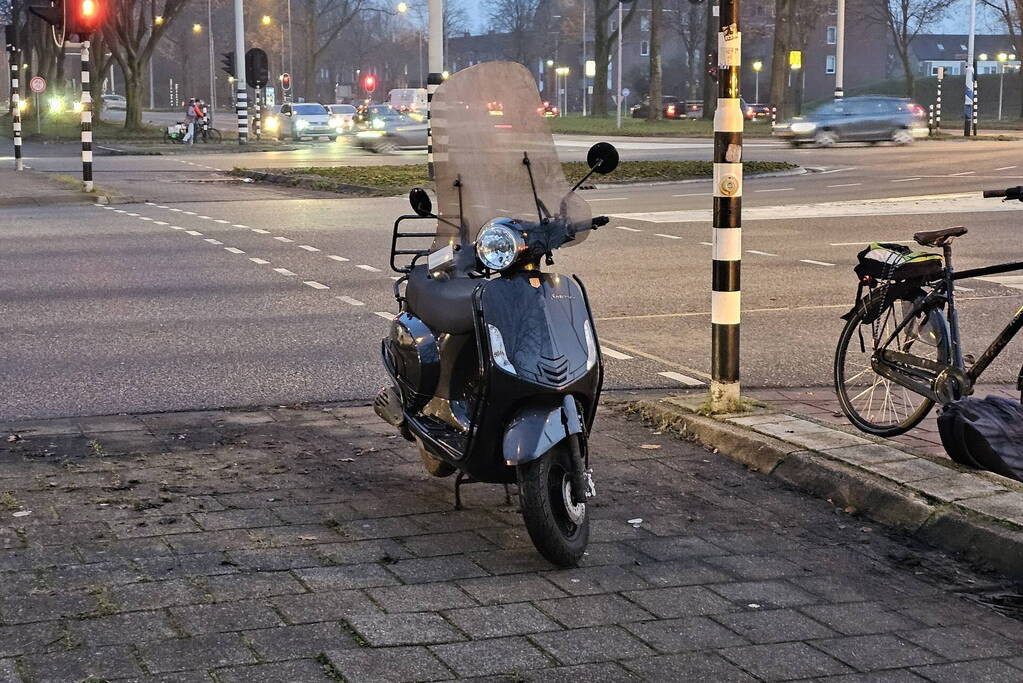 Scooterrijder met fietster in botsing