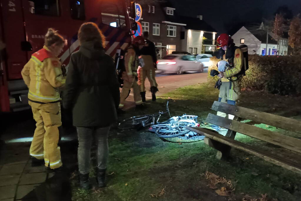 Omstanders blussen brandende fiets