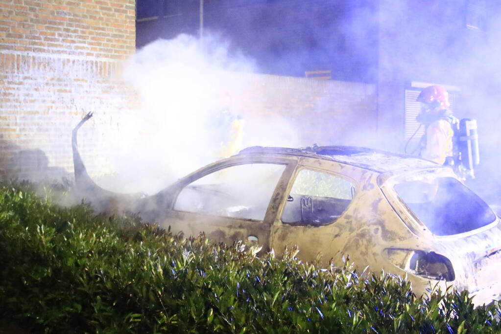 Geparkeerde auto volledig verwoest door brand