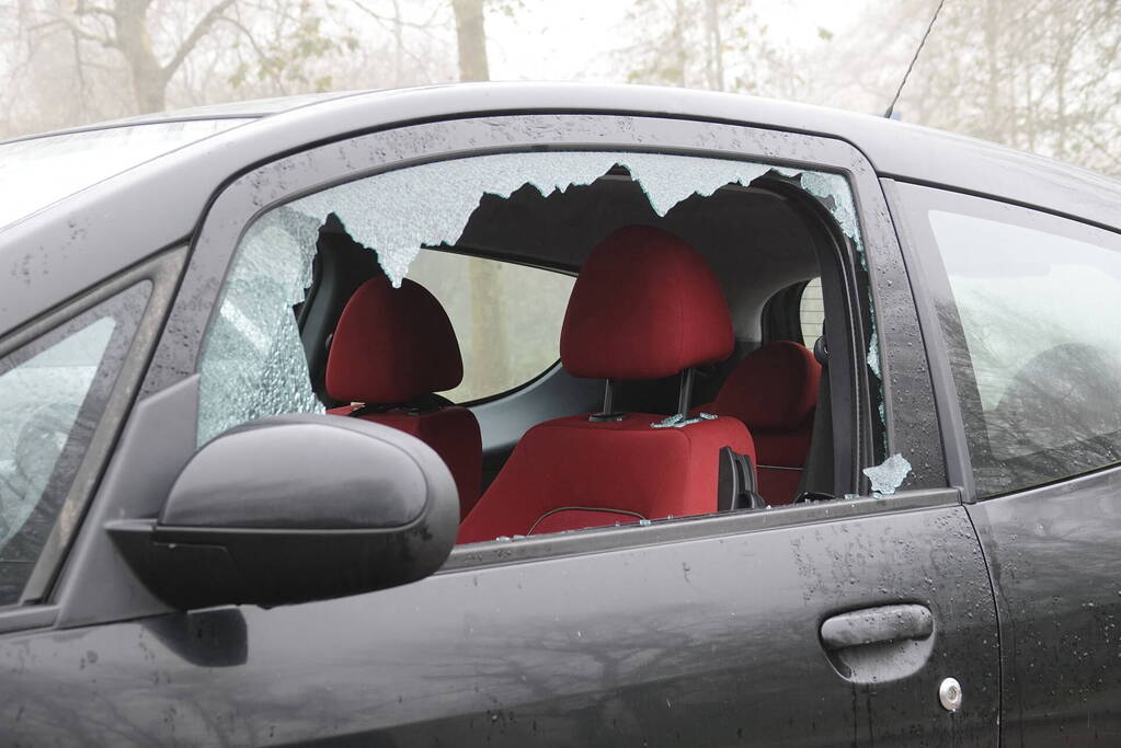 Tien geparkeerde auto's opengebroken