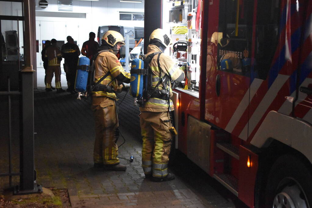 Brandweer verwijdert stof uit autobedrijf