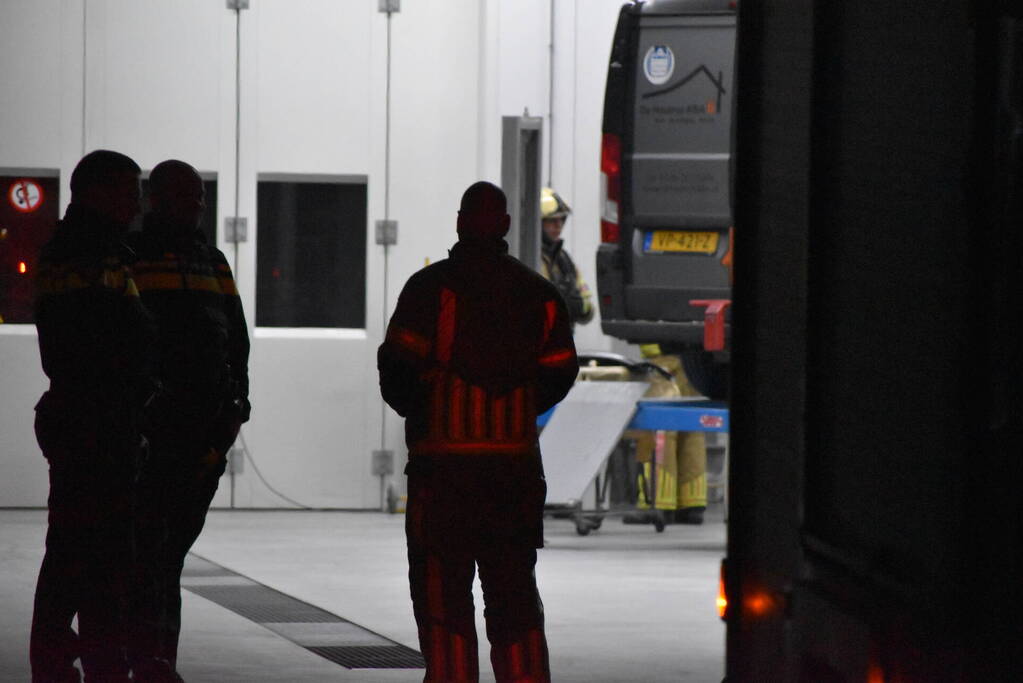 Brandweer verwijdert stof uit autobedrijf