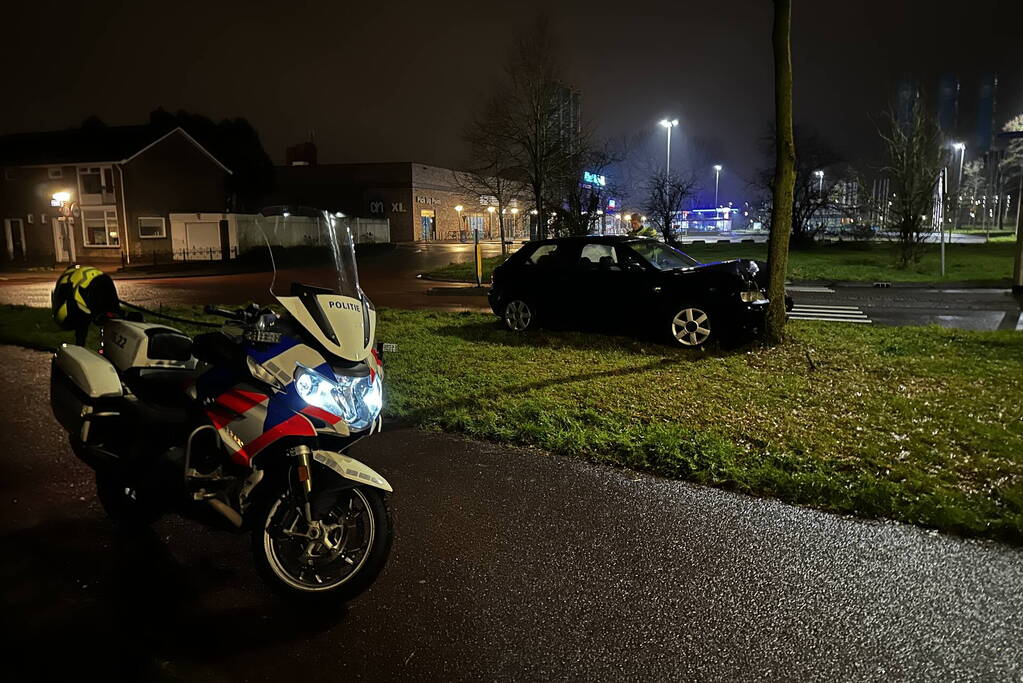 Verlaten voertuig tegen boom aangetroffen