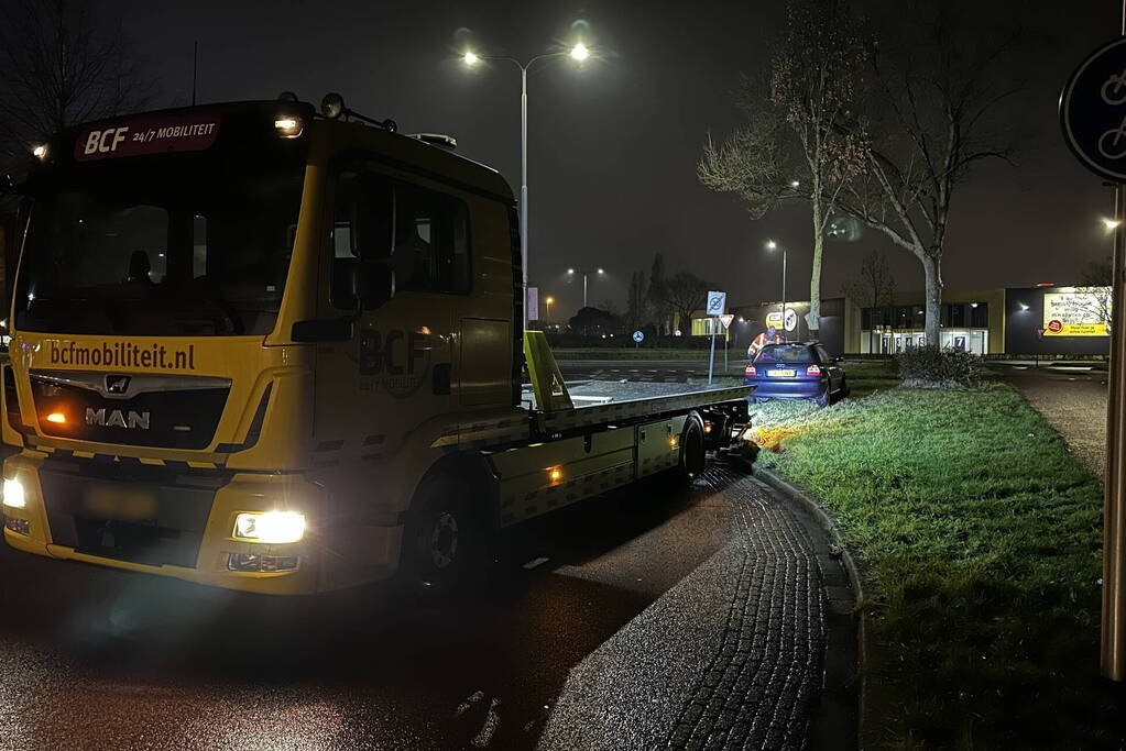 Verlaten voertuig tegen boom aangetroffen