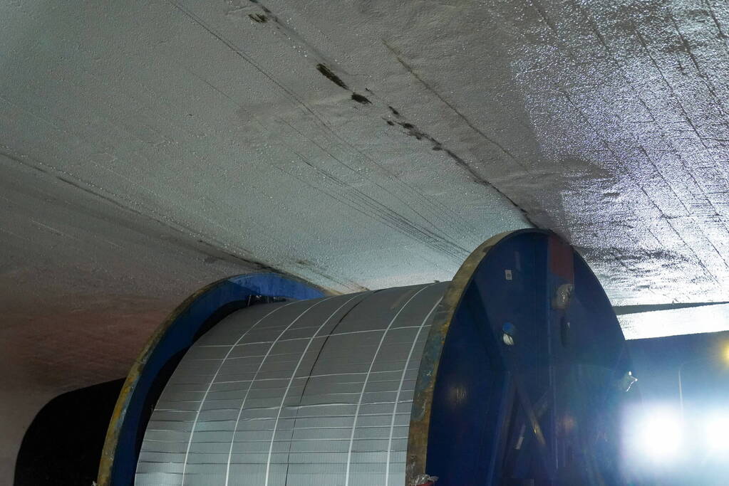 Vrachtwagen rijdt zich muurvast onder viaduct