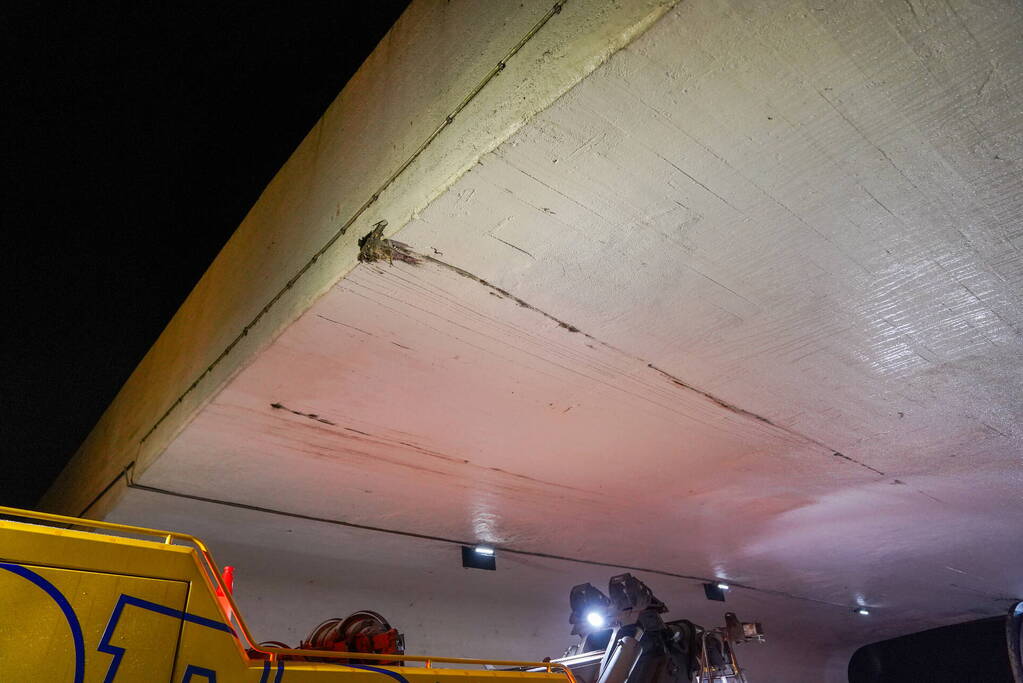 Vrachtwagen rijdt zich muurvast onder viaduct