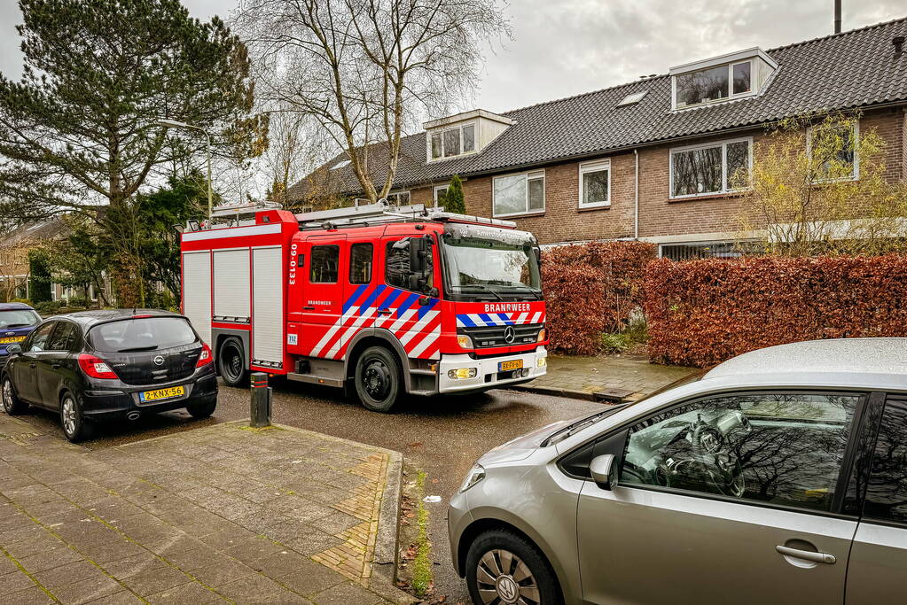 Brandweermannen doen metingen bij gaslek
