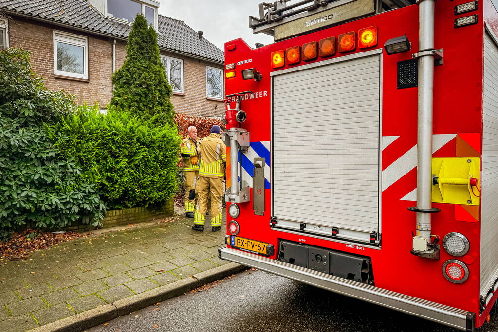 Brandweermannen doen metingen bij gaslek