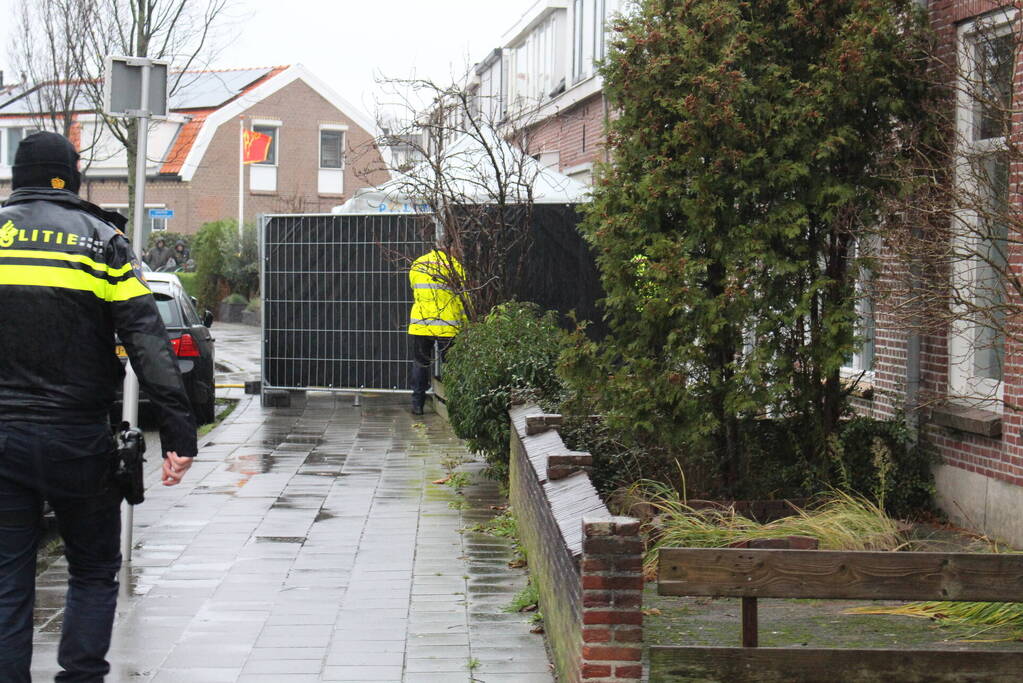 Twee overleden personen aangetroffen in woning