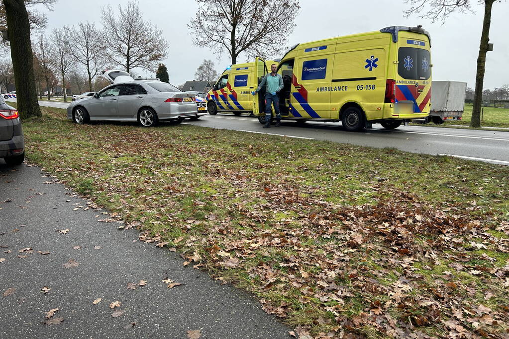 Ravage na frontale botsing tussen drie auto's