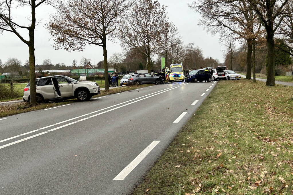 Ravage na frontale botsing tussen drie auto's
