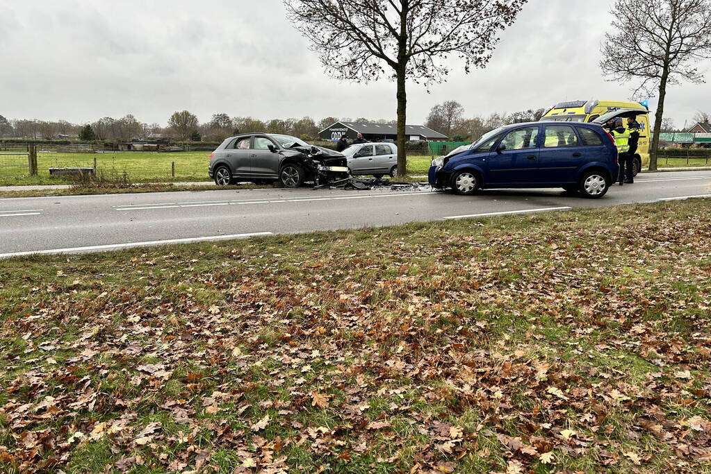 Ravage na frontale botsing tussen drie auto's